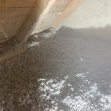 Foukaná izolace Thermofloc byla provedena bezespárově přes pozednici na volno v tloušťce 33 cm.