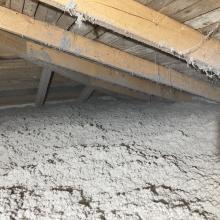Foukaná izolace Thermofloc byla provedena bezespárově na volno v tloušťce 33 cm.